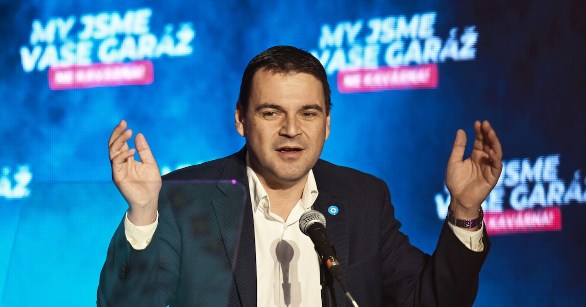 Le leader du parti Motorists for Themselves, Petr Macinka, prononce son discours lors d'un rassemblement électoral à Prague, le 23 septembre 2025.