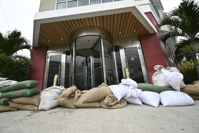Des sacs de sable placés à l'entrée d'un bâtiementavant l'arrivée de l'ouragan Melissa à Kingston, en Jamaïque, le 25 octobre 2025 ( AFP / Ricardo Makyn )