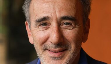 Entre tournage et vie de papa : Elie Semoun retrouve son bébé de quelques semaines et partage des images de moments simples ensemble