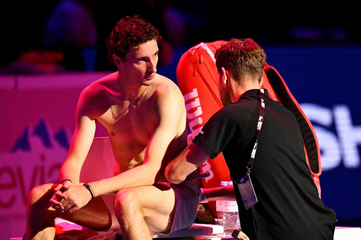 Gêné au dos, Ugo Humbert abandonne contre Alejandro Davidovich Fokina en demi-finales de l'ATP 500 de Bâle - L'Équipe