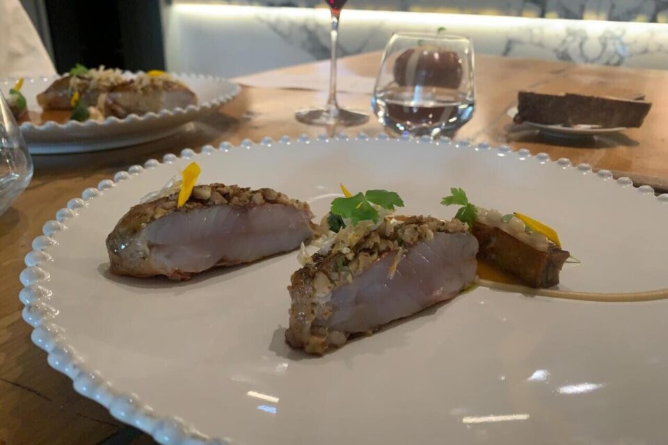 La sauce rouget a été travaillée à partir des arêtes du poisson. Le topinambour est travaillé cuit et cru.