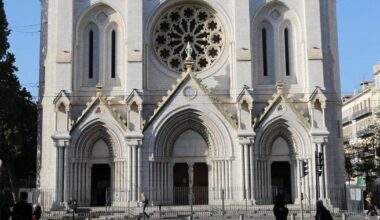 un groupe d’ultradroite rend hommage aux victimes de l’attentat de la basilique Notre-Dame