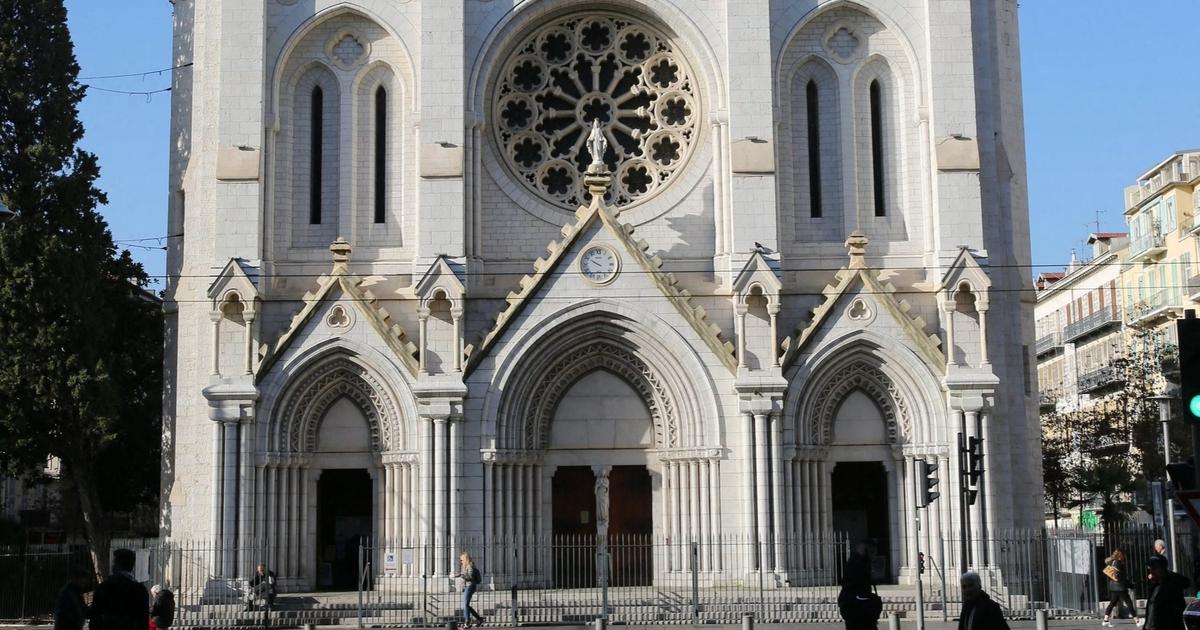 un groupe d’ultradroite rend hommage aux victimes de l’attentat de la basilique Notre-Dame