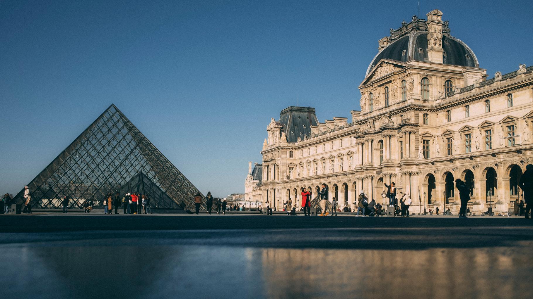 les directeurs des plus grands musées du monde volent au secours de Laurence des Cars
