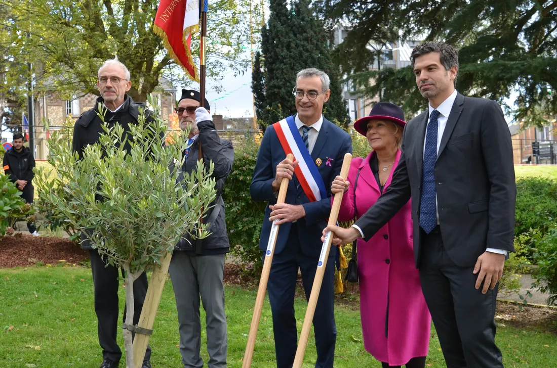 La présidente de la communauté juive de Rouen Natacha Ben Haïm était présente pour la plantation.
