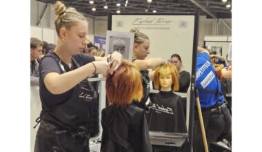 La Chambre des métiers et de l'artisanat d'Île-de-France derrière ses jeunes apprentis aux WorldSkills