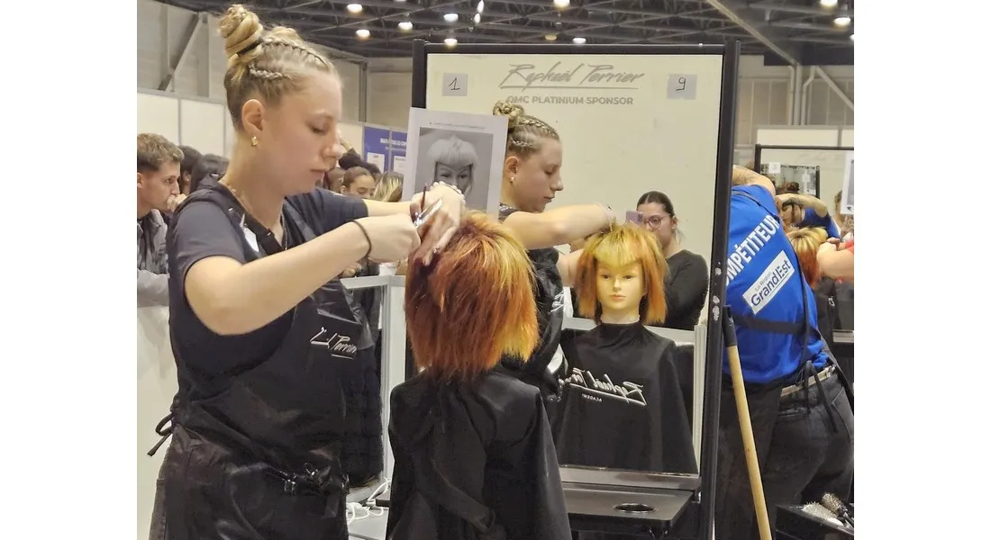 La Chambre des métiers et de l'artisanat d'Île-de-France derrière ses jeunes apprentis aux WorldSkills