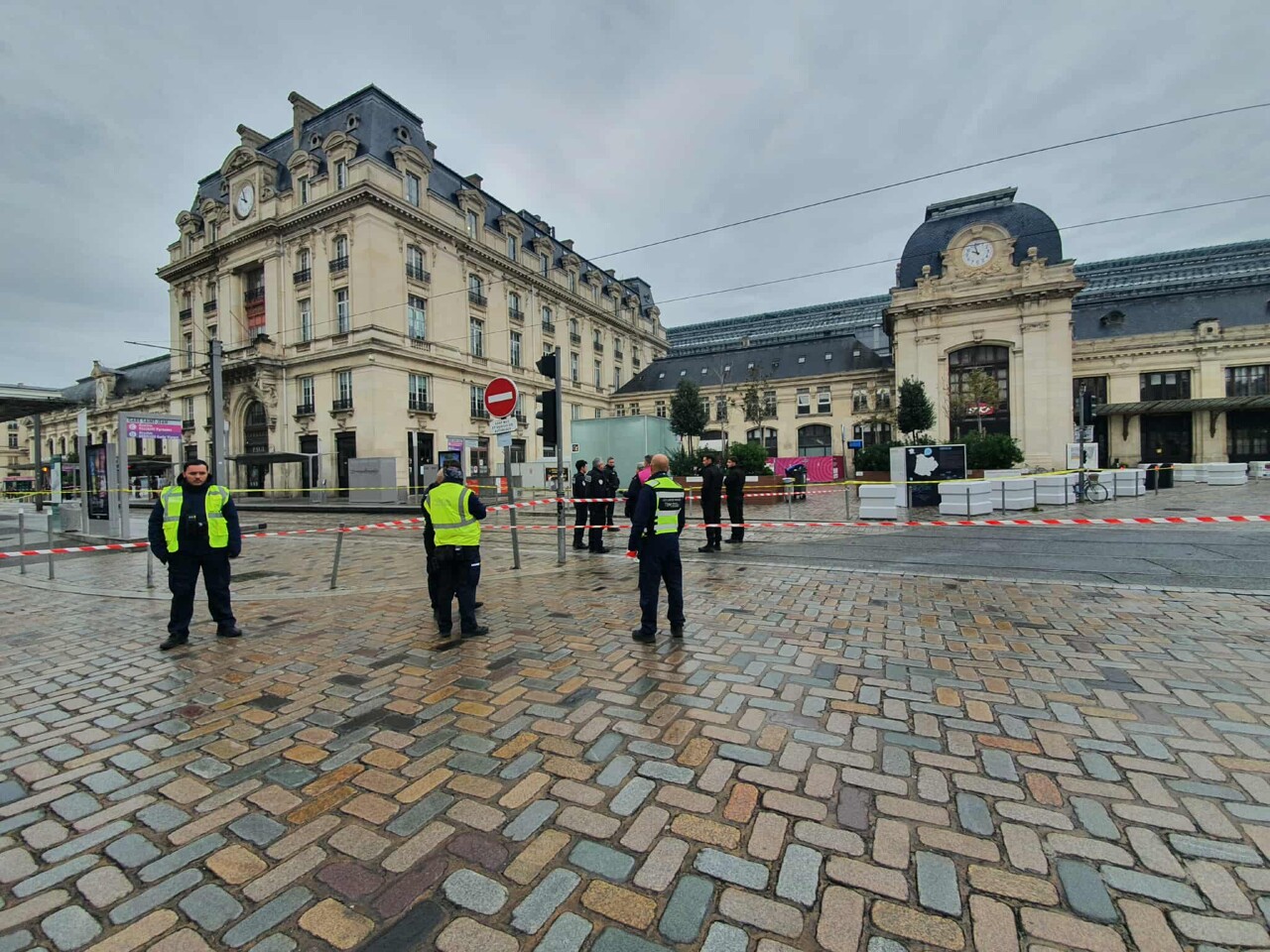À Bordeaux, les trams à l'arrêt aux abords de la gare Saint-Jean : ce qu'il se passe