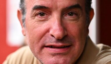 "Les bruits de couloir vont plus vite que moi" : Jean Dujardin réagit à cette image tenace qui lui colle à la peau
