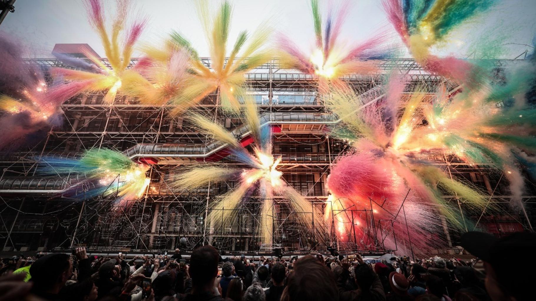 Le Centre Pompidou dynamité dans un feu d’artifice impressionnant pour célébrer sa fermeture