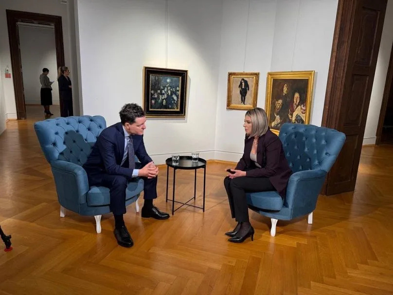 Le président roumain Nicușor Dan et la rédactrice en chef d'Euronews Roumanie Andra Diaconescu à Bucarest, le 30 septembre 2025.