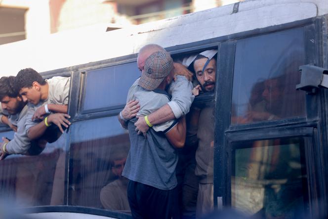 Un Palestinien libéré des prisons israéliennes est accueilli par un proche à son arrivée en bus devant l’hôpital Nasser de Khan Younès, dans le sud de la bande de Gaza, le 13 octobre 2025. 