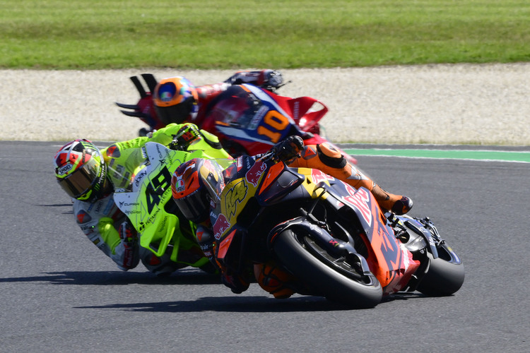 Pol Espargaro devant Di Giannantonio (Ducati) et Marini (Honda)