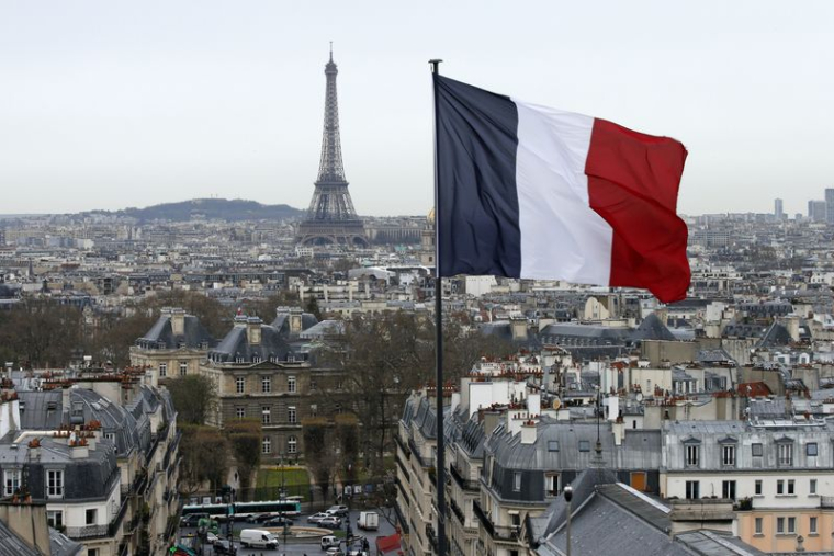 Le drapeau français devant la ligne d'horizon de Paris