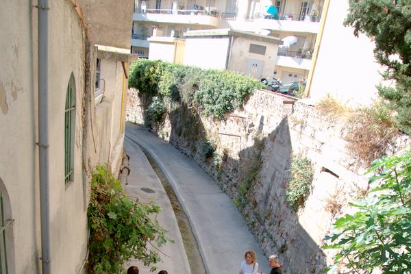 Les services de l’agglomération devant le vallon de la Foux, en 2016. Photo Gilles Traverso