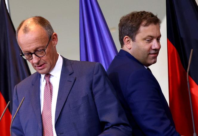 Le chancelier allemand, Friedrich Merz, et son vice-chancelier, à la tête du ministère des finances, Lars Klingbeil, à l’issue d’une réunion des principaux constructeurs automobiles, à la chancellerie de Berlin, le 9 octobre 2025. 