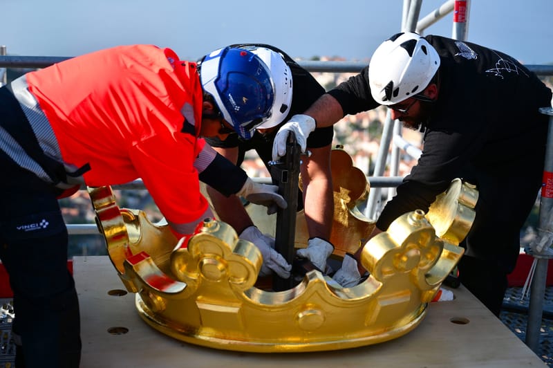 Des ouvriers remettent en place la couronne dorée de la statue de la Bonne Mère, à Marseille, le 17 octobre 2025