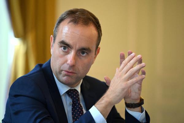 Démissionnaire en début de semaine dernière, reconduit vendredi au terme d’une mission éclair auprès des forces politiques, Sébastien Lecornu est sur une corde raide.