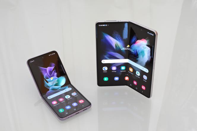 Deux modèles pliants de smartphones Samsung, le Flip et le Fold.