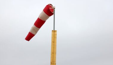 6 départements français en vigilance orange pour vents violents, quelle est cette "bombe météorologique" ?