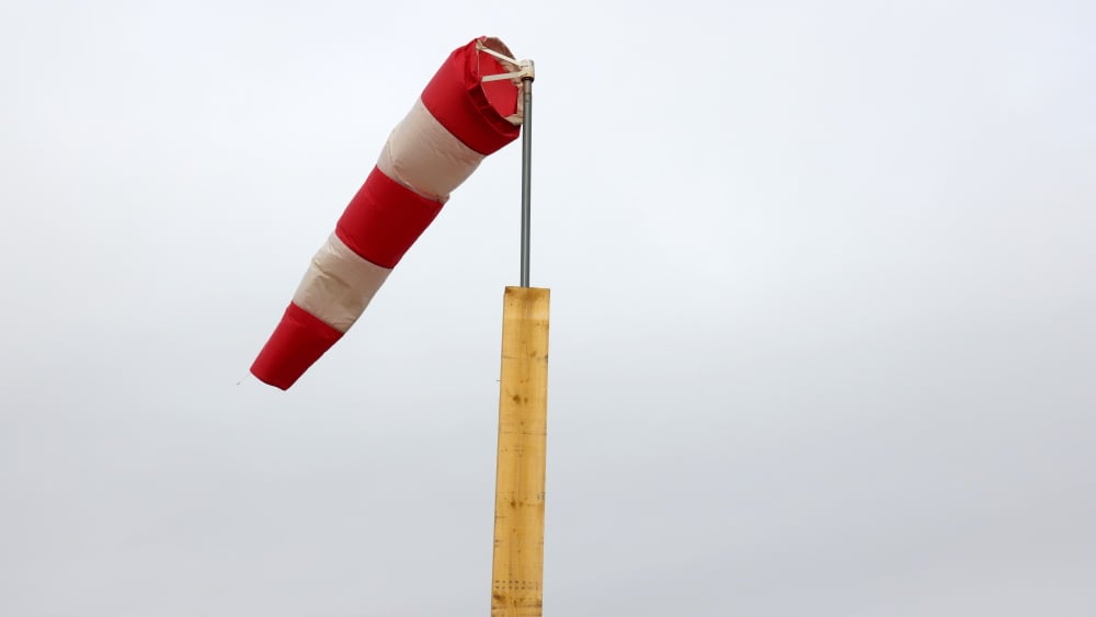 6 départements français en vigilance orange pour vents violents, quelle est cette "bombe météorologique" ?