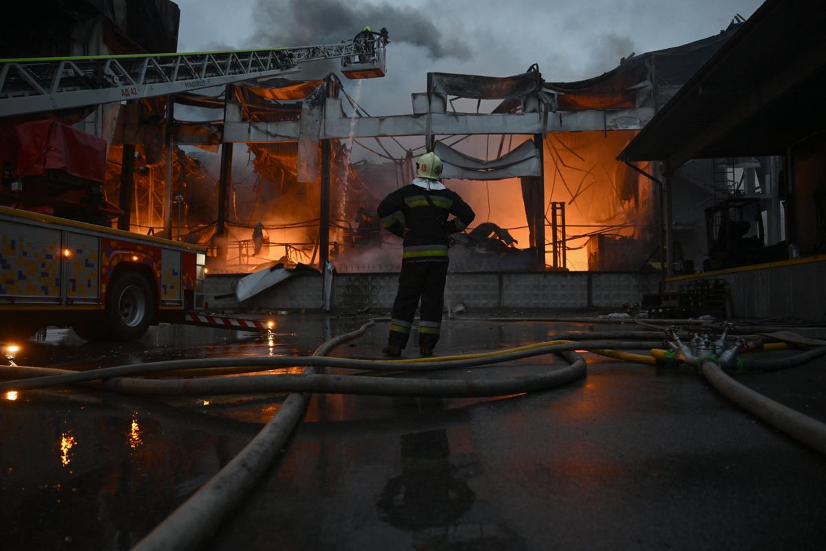 Nouvelle nuit de frappes russes sur l’Ukraine, trois morts dont un secouriste