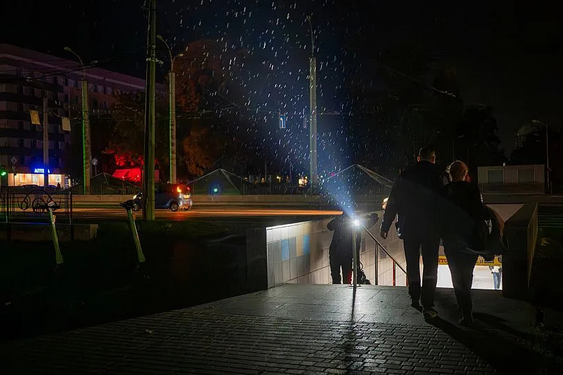Des habitants sortent d'un passage souterrain pendant une panne d'électricité suite à une frappe russe contre des installations énergétiques à Tchernihiv, le 7 octobre 2025