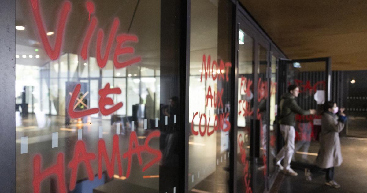 la façade de Sciences Po Strasbourg couverte de graffitis