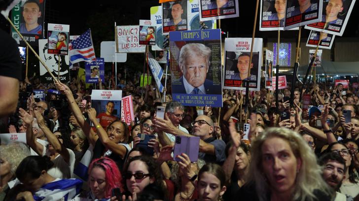 Des manifestants lors d’un rassemblement sur la place des otages à Tel-Aviv, en Israël, le 11 octobre 2025.