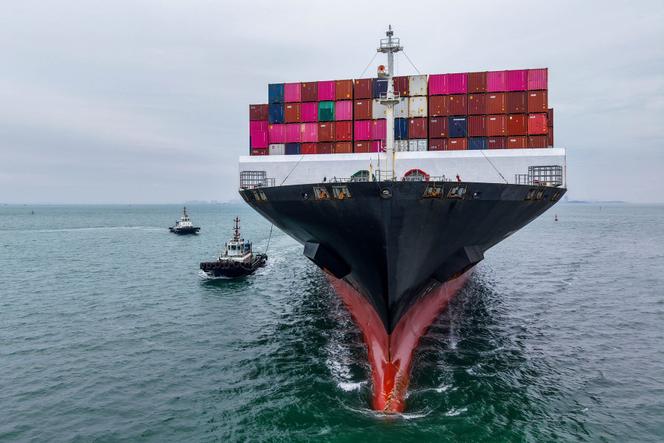  Un cargo entre dans le port de Qingdao (Shandong, Chine), le 13 octobre 2025. 