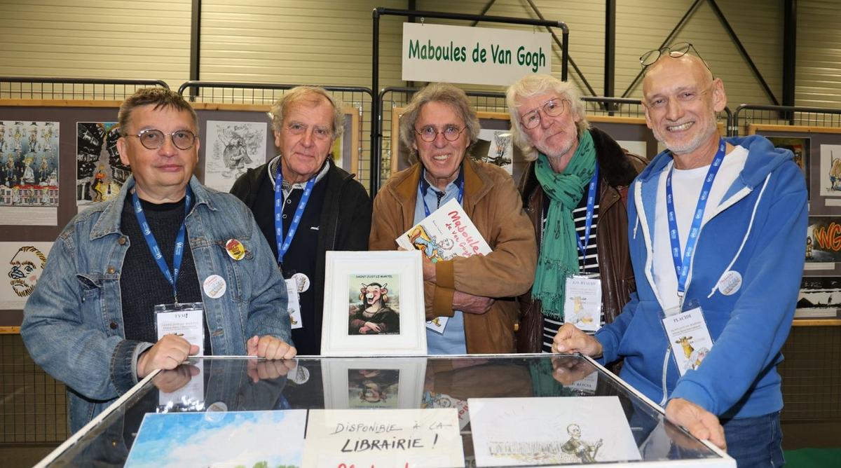 Le dessinateur Tym, Bruno Vouters, Jean-Louis Savignac, les dessinateurs Byache et Placide, président de France Cartoon (de gauche à droite), dimanche 28 septembre, au Salon international du dessin de presse de Saint-Just-le-Martel, où le livre a été primé.