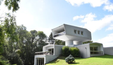 Grand format. On vous fait découvrir cette incroyable maison futuriste, nichée au coeur du Perche