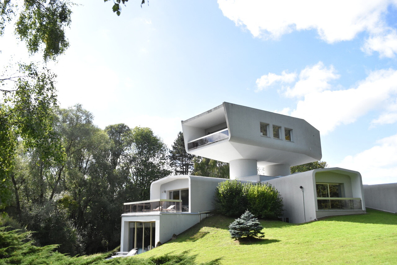 Grand format. On vous fait découvrir cette incroyable maison futuriste, nichée au coeur du Perche