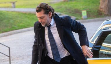 l’enquête sur la mort du richissime fondateur bascule, son fils désormais au cœur des soupçons – Libération