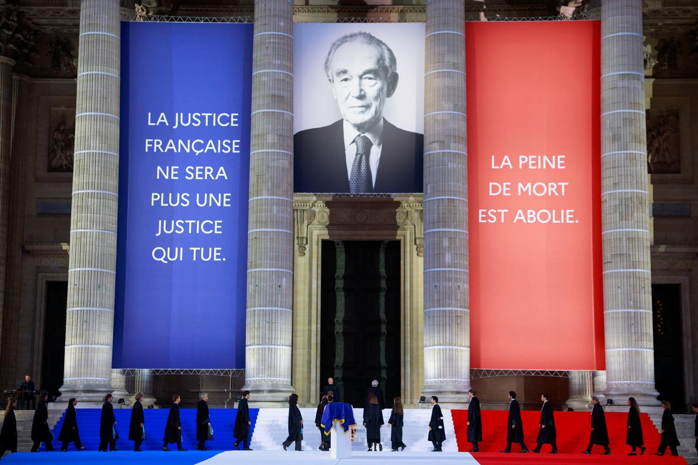 Robert Badinter et ses « combats qui traversent les siècles » entrent au Panthéon au terme d’une cérémonie solennelle et touchante