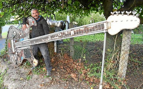 Ceux qui passent dans le rond-point de la Lande Blanche peuvent également apercevoir la guitare géante du sculpteur.
