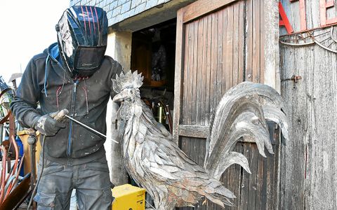 Le sculpteur termine actuellement une commande : un coq.