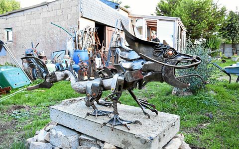 Cette créature fantastique prend l’air dans le jardin du sculpteur.