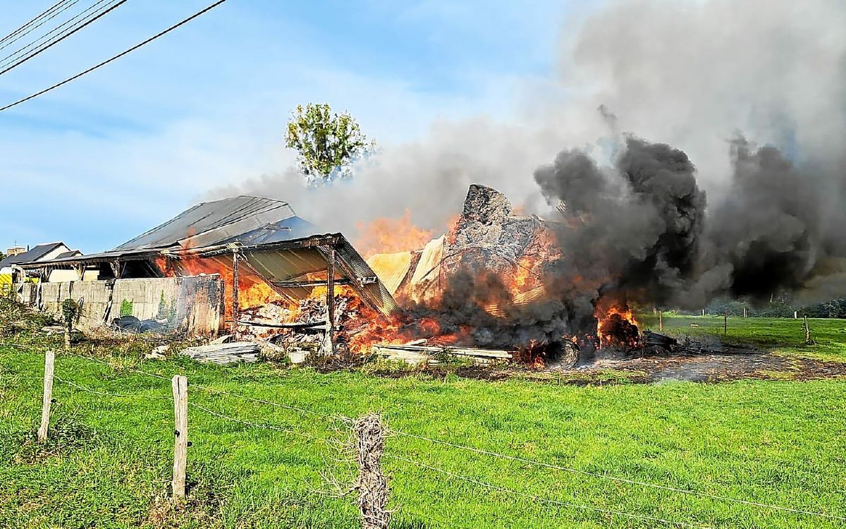 Près de Rennes, un bâtiment agricole ravagé par les flammes
