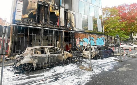 Le feu s’est propagé aux voitures puis à l’immeuble.
