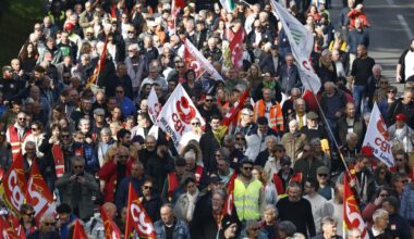 Ce jeudi midi, 2 octobre 2025, les manifestants, à Lorient, font face aux forces de l’ordre, pour le moment dans le calme. Ils souhaitent passer par le centre-ville de Lorient, ce qui n’était pas initialement prévu. (Vincent Le Guern/Le Télégramme)