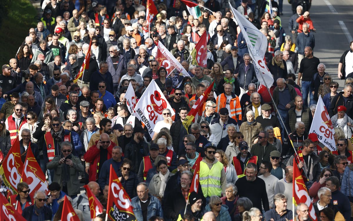 Ce jeudi midi, 2 octobre 2025, les manifestants, à Lorient, font face aux forces de l’ordre, pour le moment dans le calme. Ils souhaitent passer par le centre-ville de Lorient, ce qui n’était pas initialement prévu. (Vincent Le Guern/Le Télégramme)