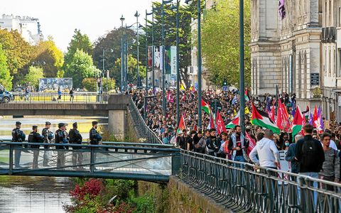 Drapeau palestinien et des syndicats ont été brandis dans la foule.