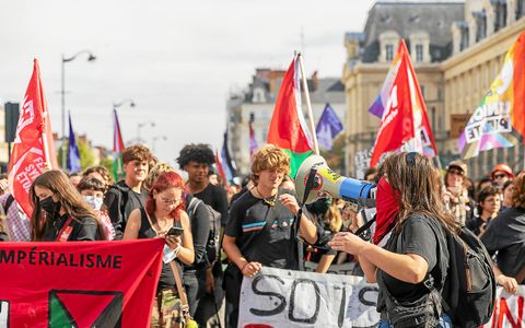 Des slogans pour dénoncer la situation actuelle à Gaza ont été inscrits sur des pancartes et des draps.