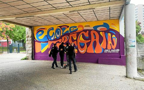La police procède à des contrôles d’identité dans le quartier.