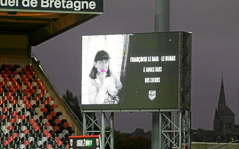Une minute de silence a été scrupuleusement respectée à la mémoire de Françoise Le Bail-Le Bloas, décédée tragiquement lors des inondations du 22 septembre. Le club a aussi rendu hommage à Guiseppe Raimondo et Jean-Michel fidèles supporters.