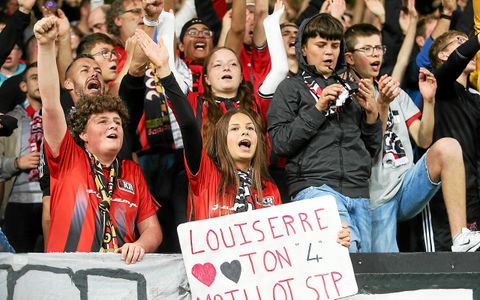 Deux fans de Dylan Louiserre, l’histoire ne dit pas si le capitaine de l’EAG a accédé à leur requête.