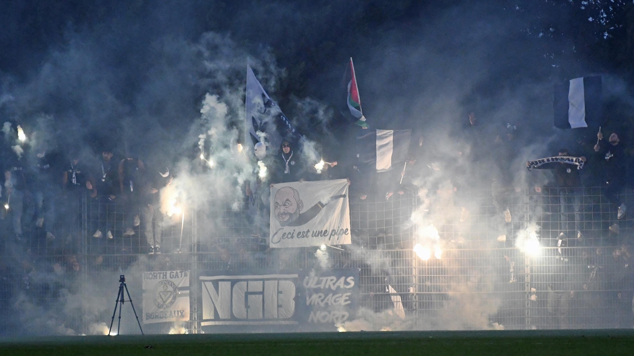 Les supporteurs des Girondins de Bordeaux ont fait le show devant une fanfare bruyante