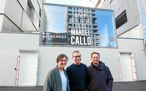 Capucine et Louis des fidèles de la future église et le père Gaël de Bouteiller.