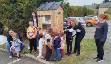 les parents d’élèves construisent une boîte à livres